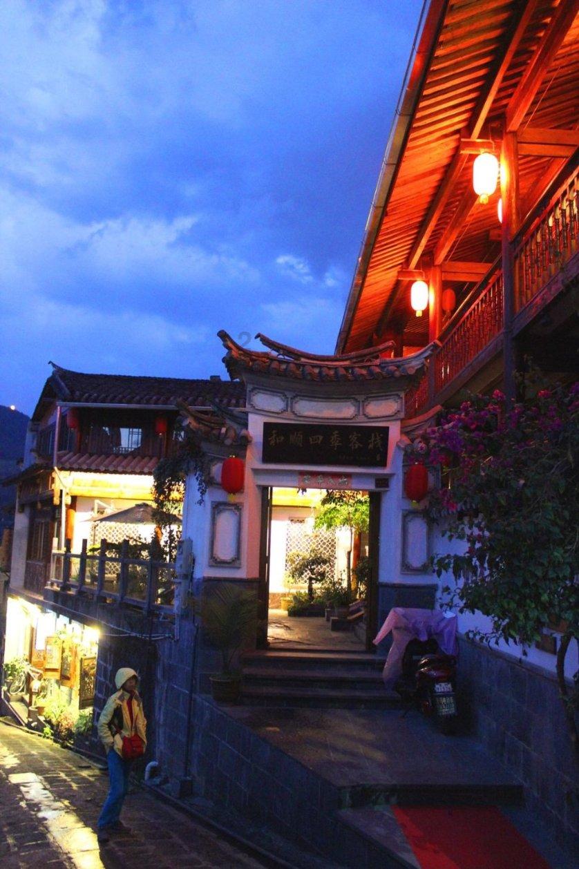 痛心!7岁男孩遭旅游大巴车碾压身亡,当地多部门介入